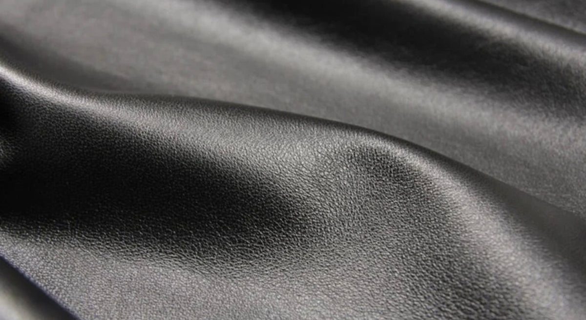 Noir edition tote in smooth nappa leather, subtle grain and soft highlights close-up